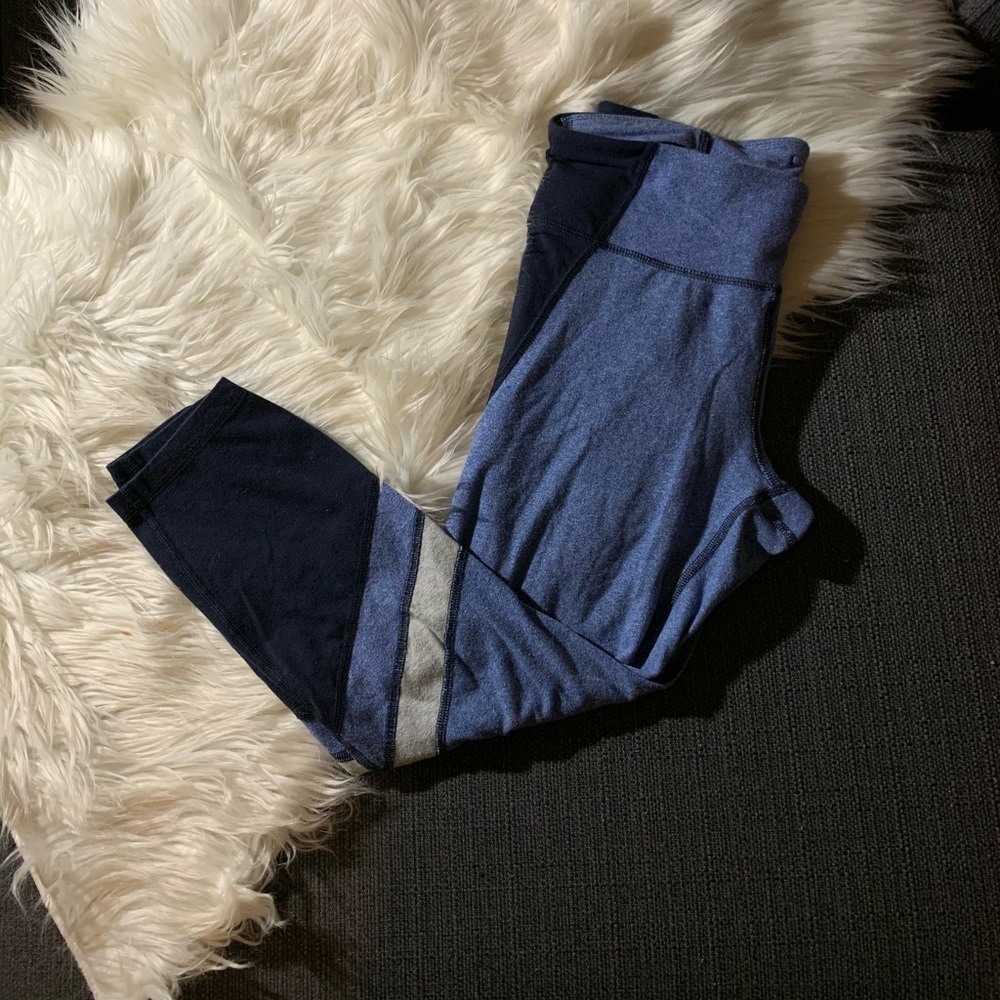 Cropped blue leggings
